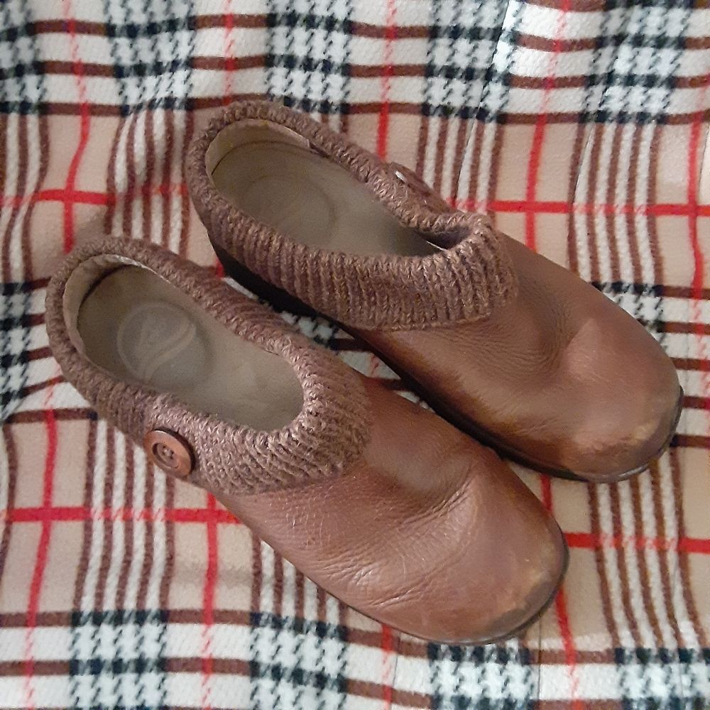 Dansko Brown Leather Clogs with Stretchy Trim Size 40 Comfort